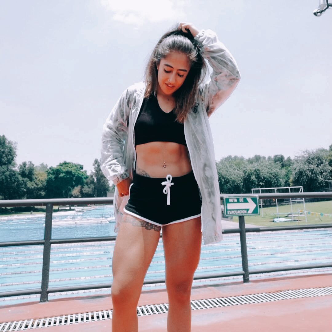 Suhaila con ropa deportiva al aire libre